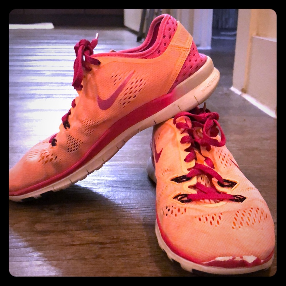 Size 7 Nike tennis shoes! Fairly worn